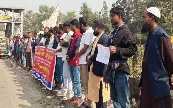 গাজীপুরে বকেয়া বেতনের দাবিতে শ্রমিক বিক্ষোভ